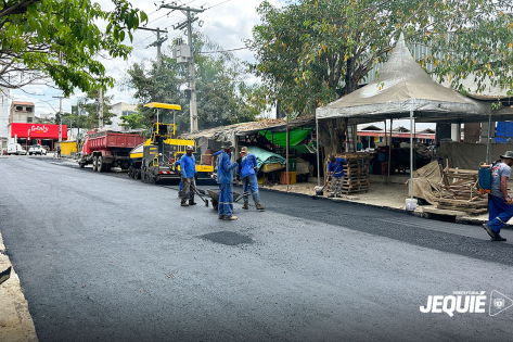 Prefeitura de Jequié retoma pavimentação de ruas do bairro KM 3 e amplia serviços de pavimentação no entorno do CEAVIG